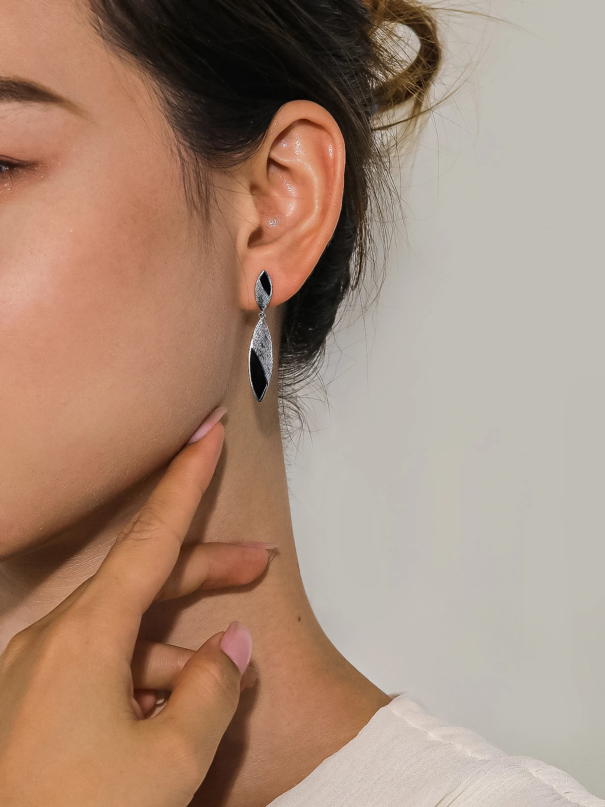 TYYL Womens Long Water Drop Earrings European Matte Pendant Earrings Party Punk 925 Silver Needle Black Shell Jewelry Gift 241031