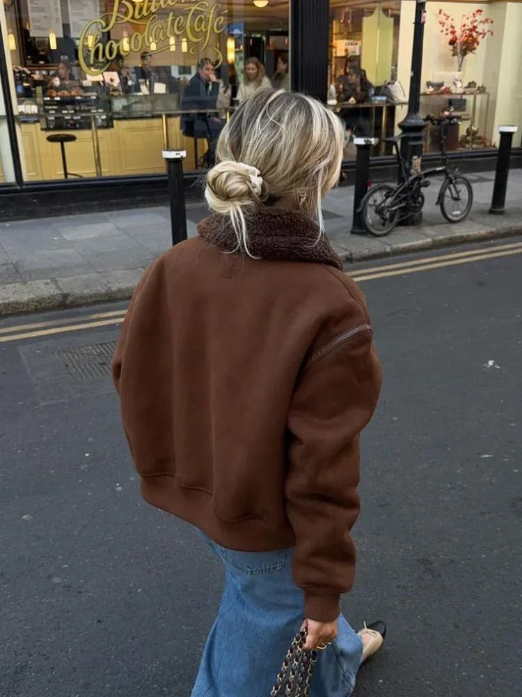 Vintage chocolate Sherpa collar suede jacket for women fashionable zipper long sleeved thick coat for women winter commuting streetwear 241031