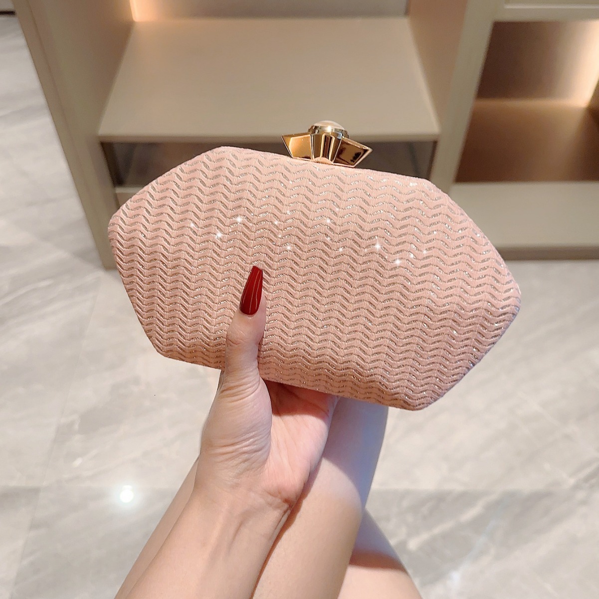 New ladies and celebrities hold shiny pink fashionable evening dresses with small square collars and chain pockets