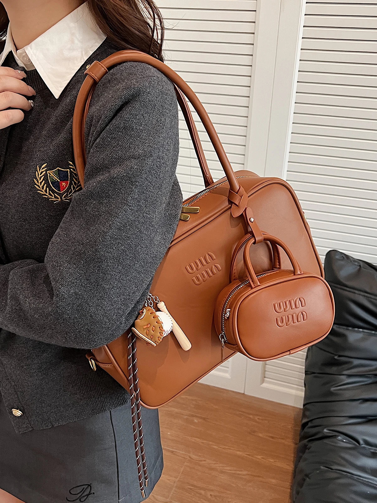 Retro large capacity bag for women autumnwinter work handbag pillow shoulder messenger 241029