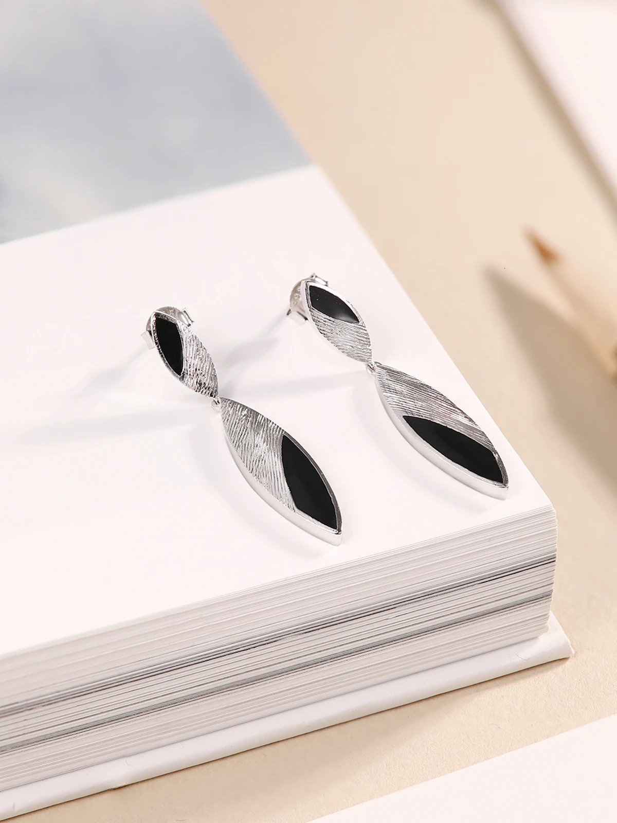 TYYL Womens Long Water Drop Earrings European Matte Pendant Earrings Party Punk 925 Silver Needle Black Shell Jewelry Gift 241031