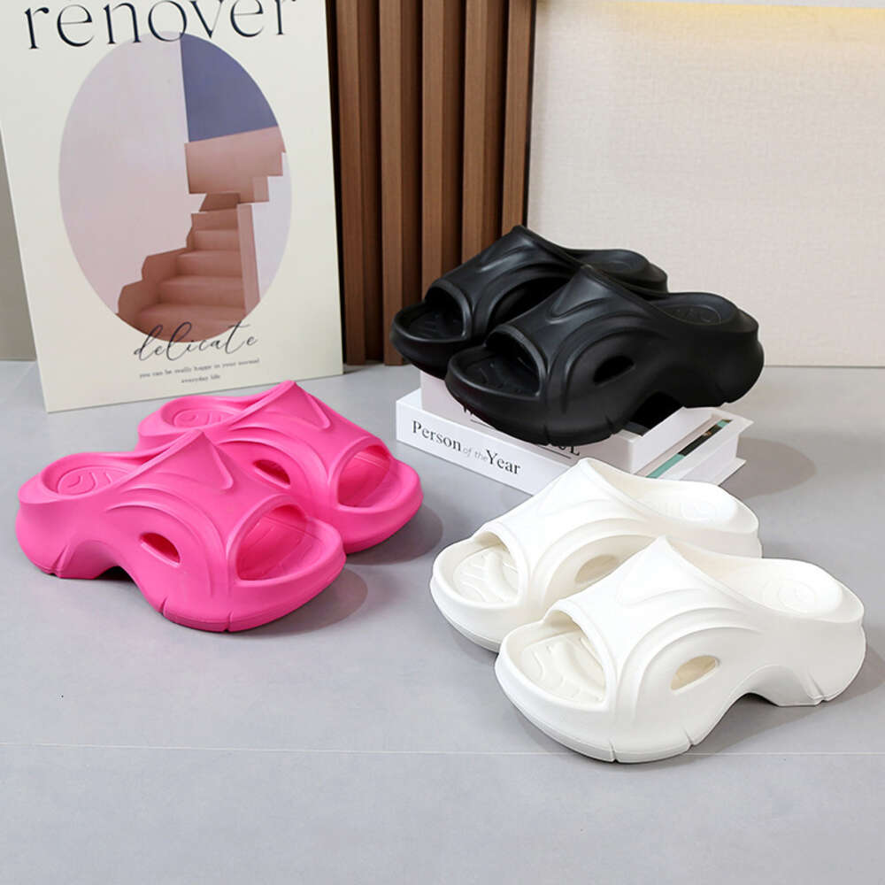 Super thick soled slippers for women in summer 2024, new outdoor fashion, European and American beach stepping on shit feeling sponge shoes ddmythur