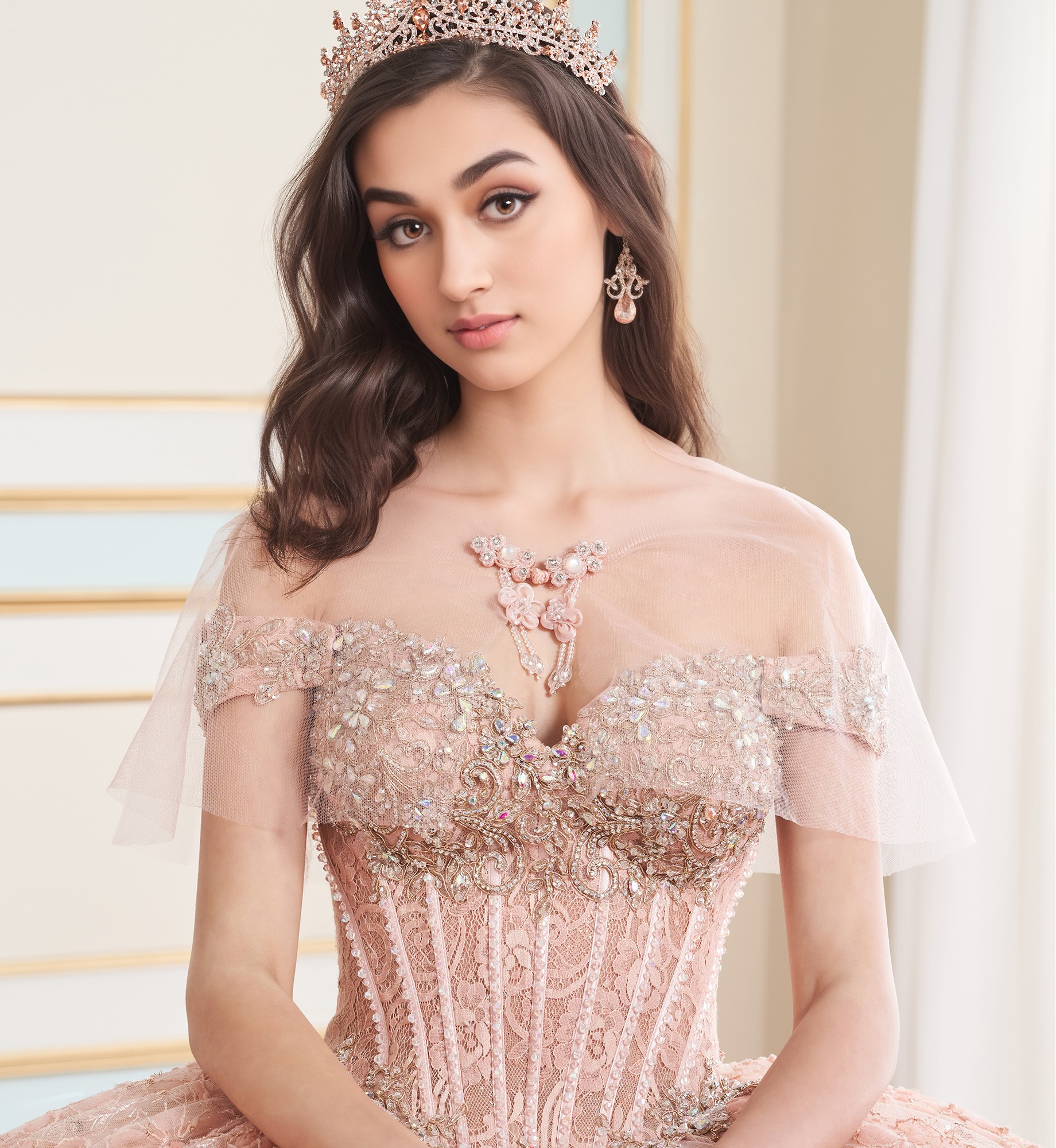Stunning Lace Ball Gown Crystals Quinceanera Dresses Appliqued Prom Gowns Off The Shoulder Necke Sixteen Sweet 15 Masquerade Dress