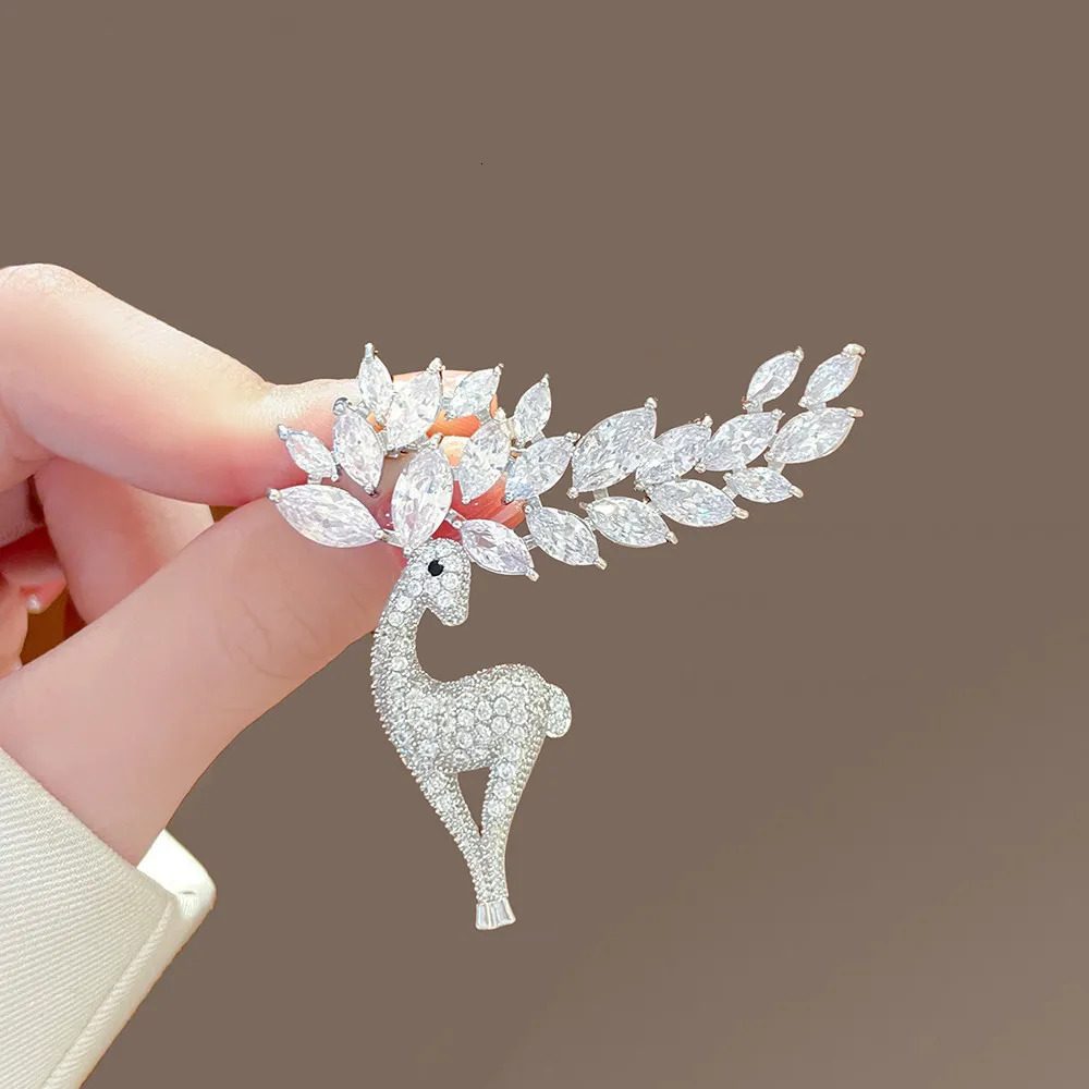 Fashion Full of Sika Deer Brooch Pin for Women Men Gold Plated Silver Color Crystal Animal Christmas Jewelry Gifts 241031