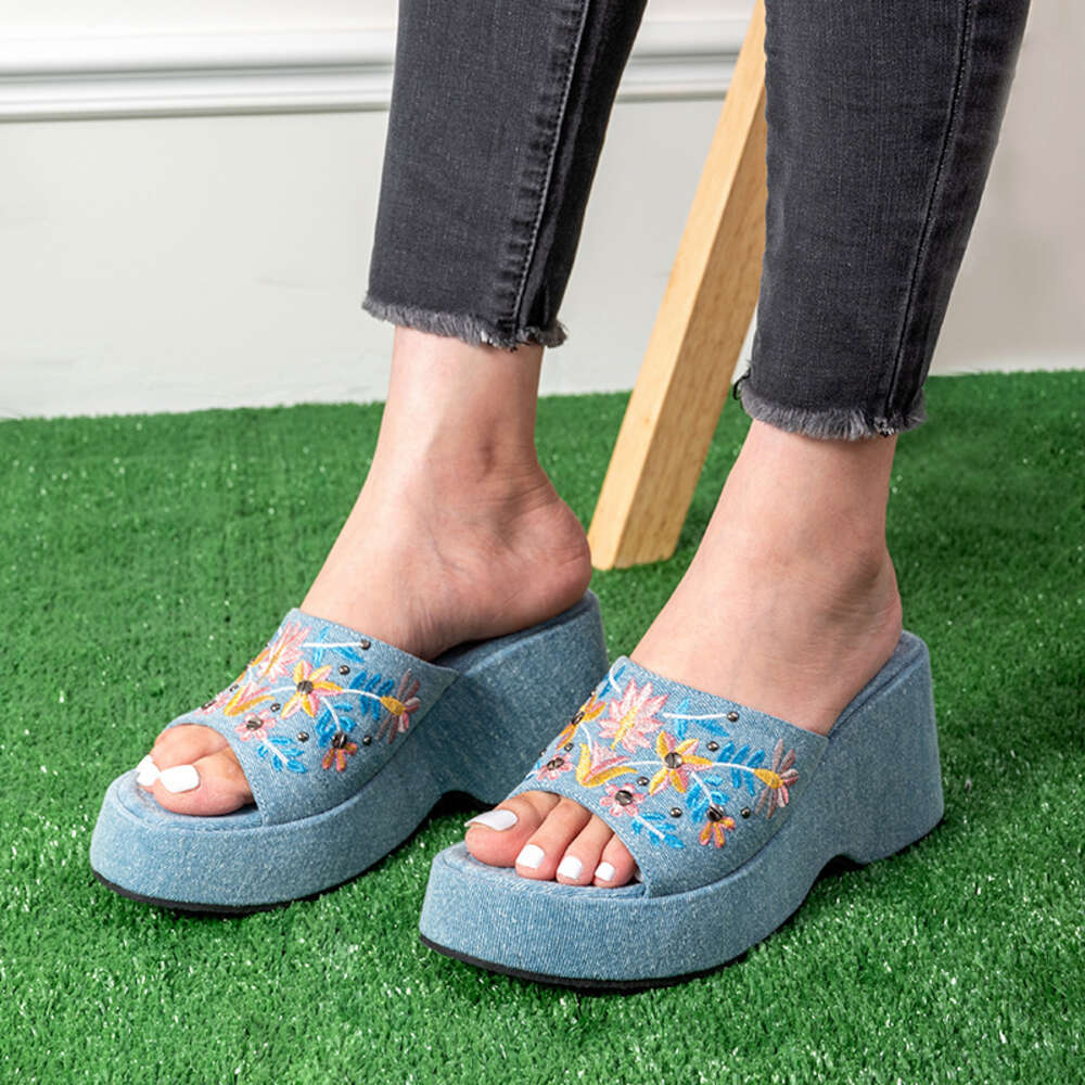 Summer European and American oversized women's shoes with rivet embroidery elements, denim thick soled sponge cake, external wearing slippers for