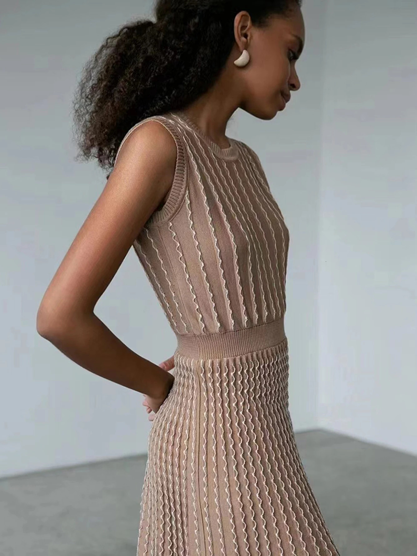 Vintage Knitted Dress For Women O Collar Draped Sleeveless High Waist Knit Midi A line Dresses Female Spring Fashion 240327