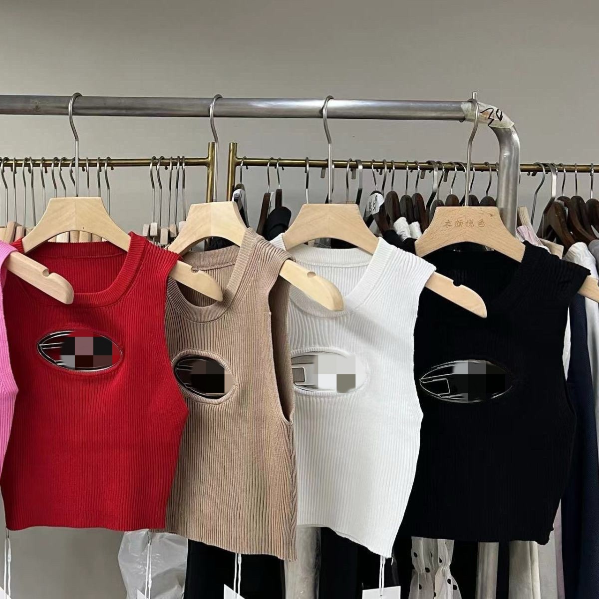 Womens Designer T-shirt Slim Fit Crop Top D Embroidery Short Open Umbilical Tee Small Street Hot Girls Versatile Clothing 10 Colours