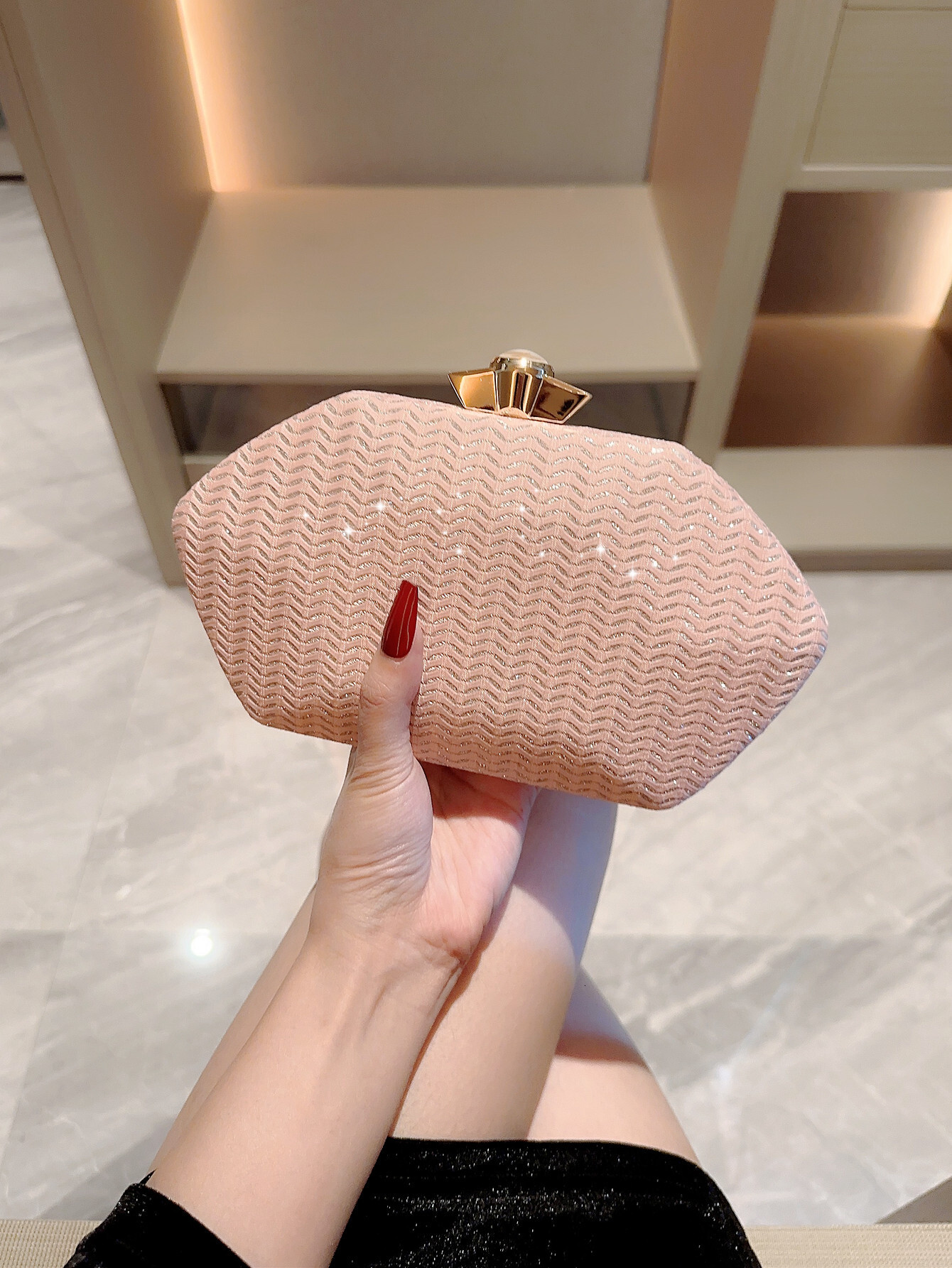 New ladies and celebrities hold shiny pink fashionable evening dresses with small square collars and chain pockets