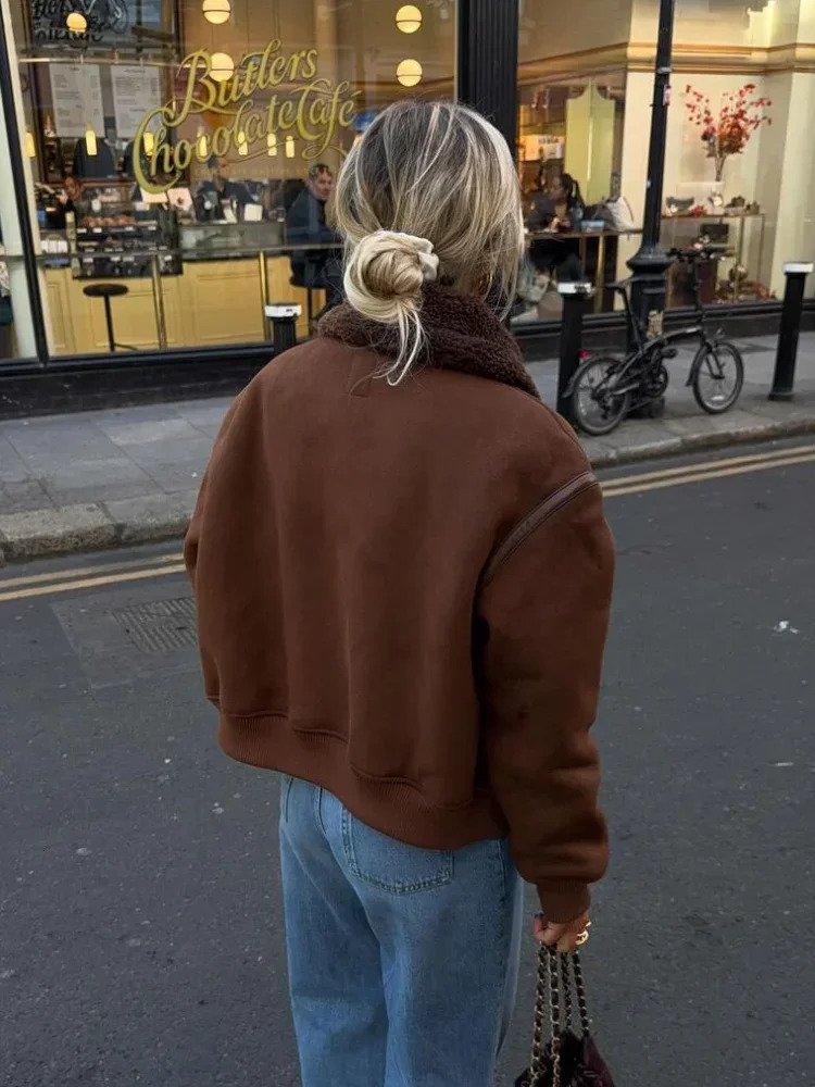 Vintage chocolate Sherpa collar suede jacket for women fashionable zipper long sleeved thick coat for women winter commuting streetwear 241031