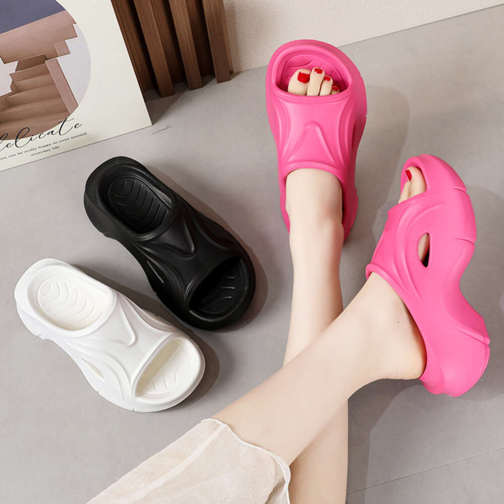 Super thick soled slippers for women in summer 2024, new outdoor fashion, European and American beach stepping on shit feeling sponge shoes ddmythur
