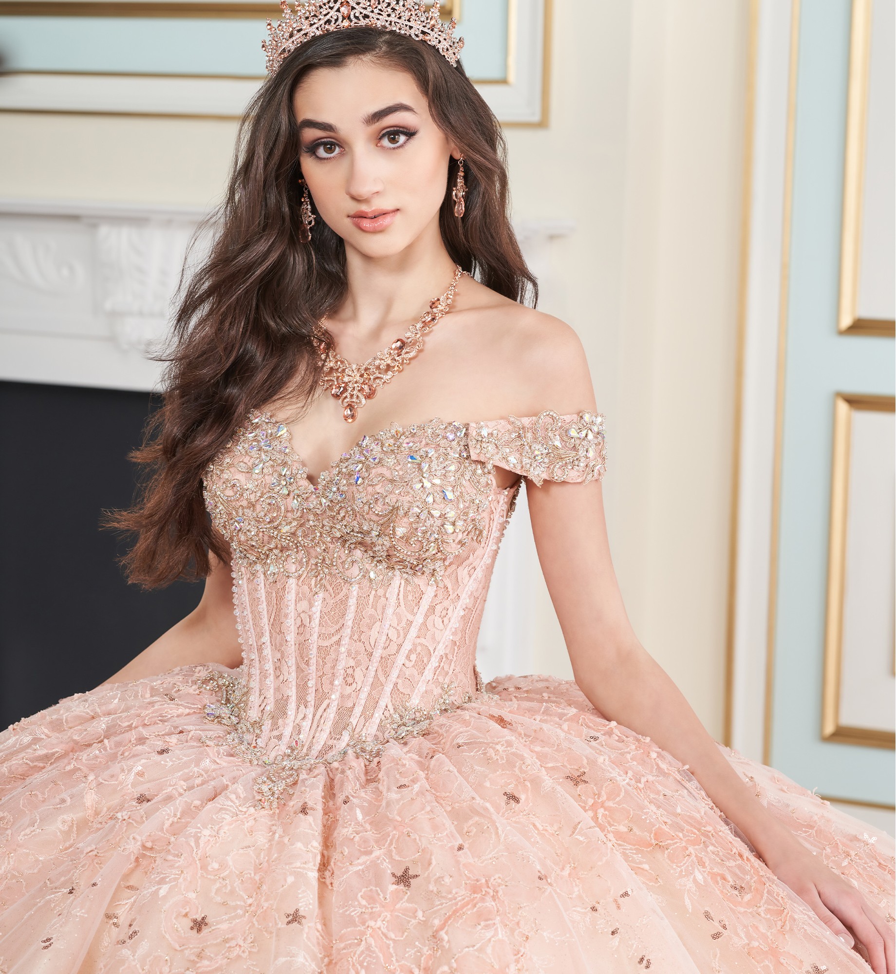 Stunning Lace Ball Gown Crystals Quinceanera Dresses Appliqued Prom Gowns Off The Shoulder Necke Sixteen Sweet 15 Masquerade Dress