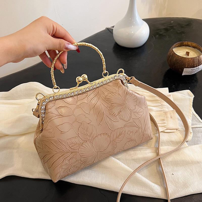 Fashion clip on banquet women's handbag 2024 new artistic Chinese style cheongsam middle-aged single shoulder crossbody bag