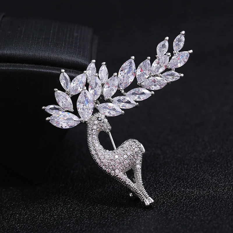 Fashion Full of Sika Deer Brooch Pin for Women Men Gold Plated Silver Color Crystal Animal Christmas Jewelry Gifts 241031