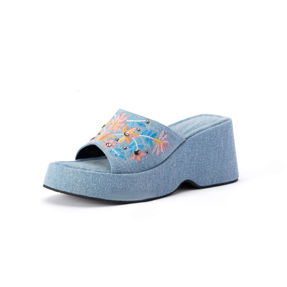 Summer European and American oversized women's shoes with rivet embroidery elements, denim thick soled sponge cake, external wearing slippers for