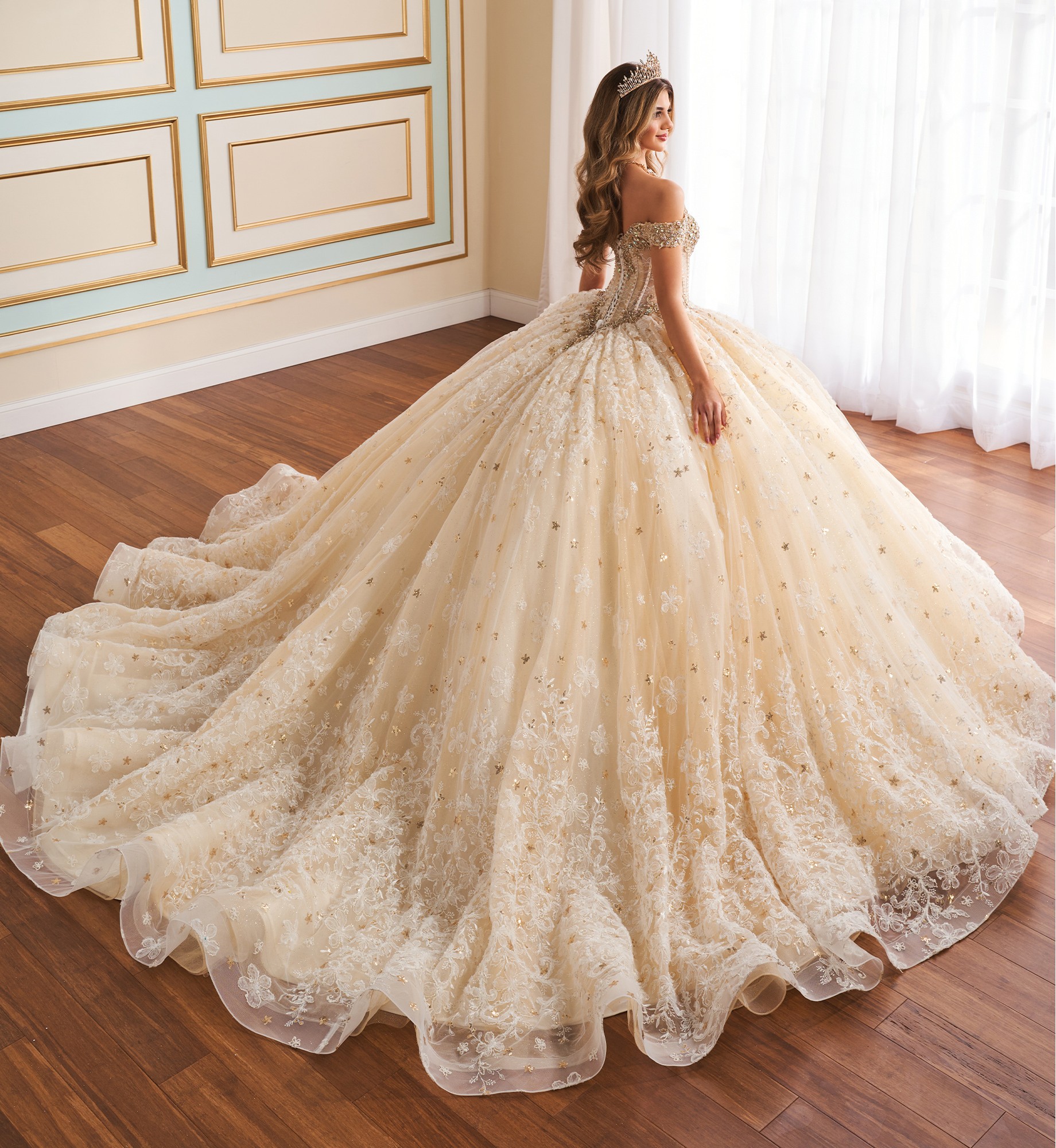 Stunning Lace Ball Gown Crystals Quinceanera Dresses Appliqued Prom Gowns Off The Shoulder Necke Sixteen Sweet 15 Masquerade Dress
