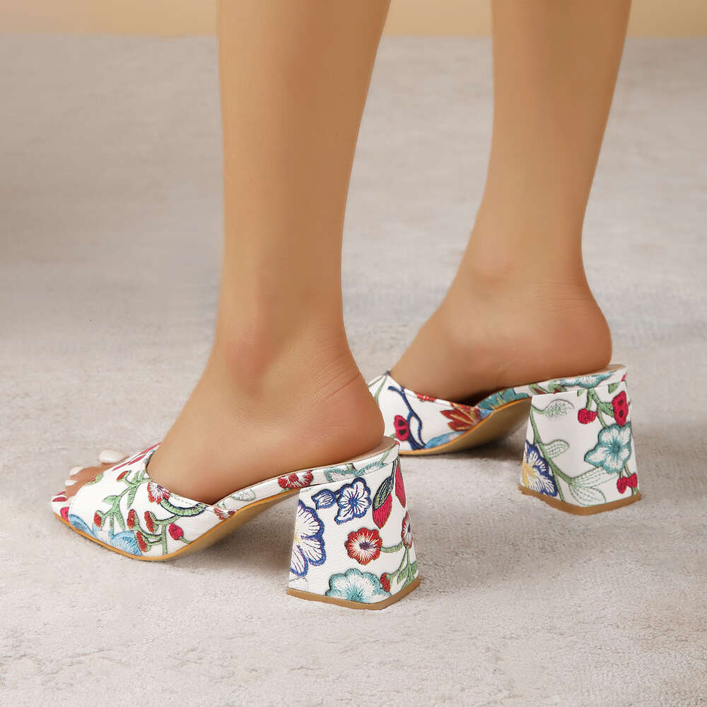 Hot fashion trend thick heeled women's shoes, leather floral light luxury sandals, high heels, wearing fish mouth sandals on the outside for wome