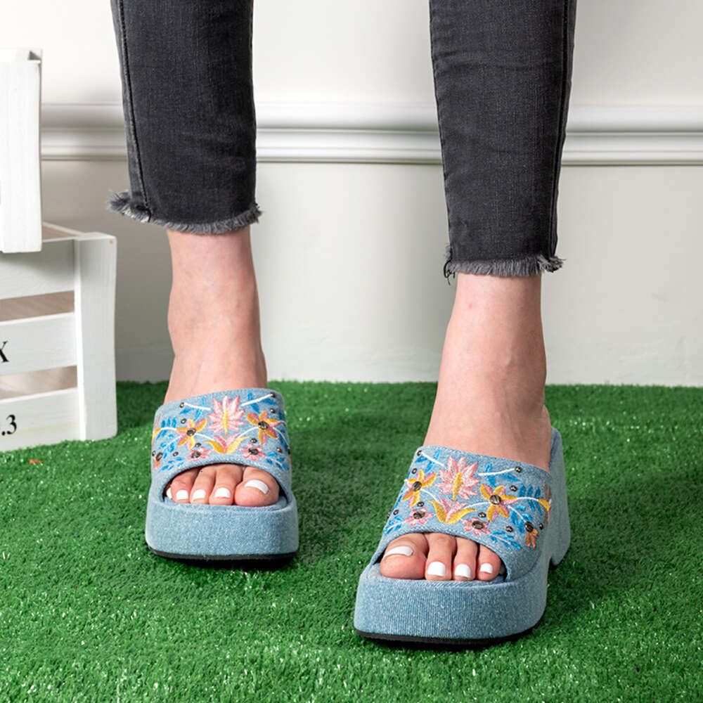 Summer European and American oversized women's shoes with rivet embroidery elements, denim thick soled sponge cake, external wearing slippers for