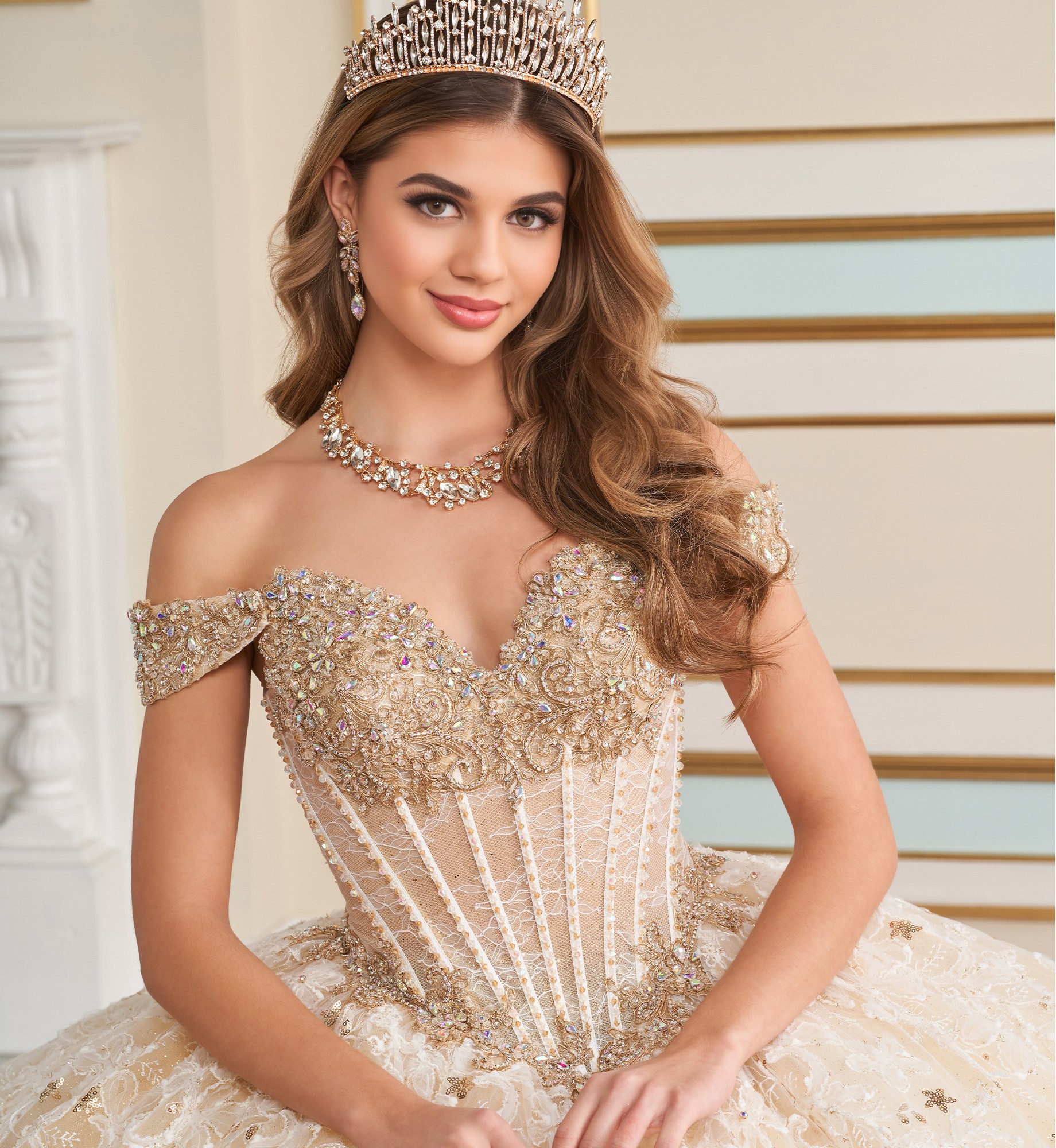 Stunning Lace Ball Gown Crystals Quinceanera Dresses Appliqued Prom Gowns Off The Shoulder Necke Sixteen Sweet 15 Masquerade Dress