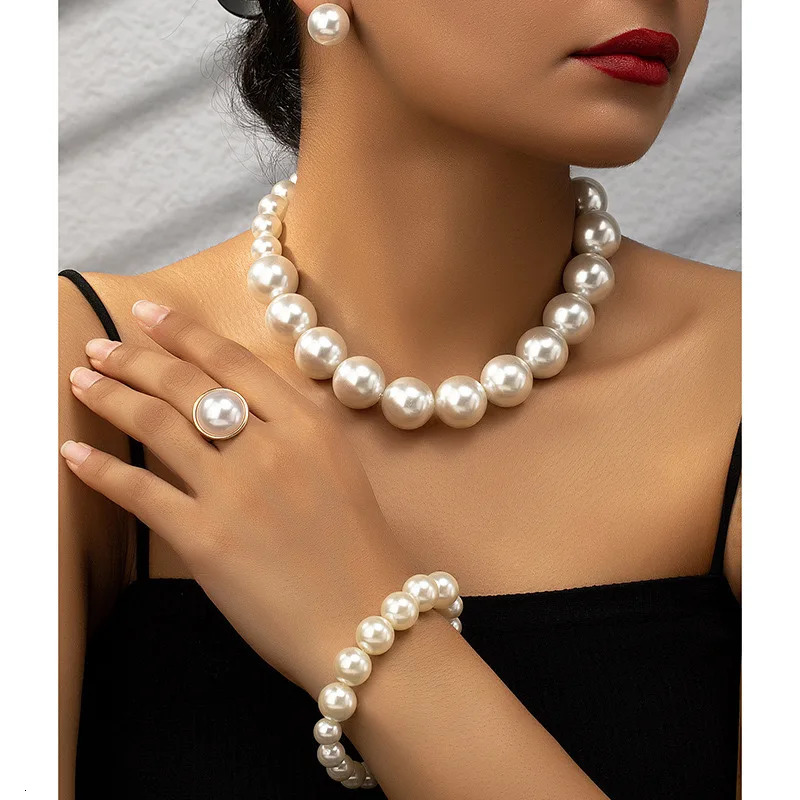 Necklace pearl chain jewelry set bracelet earring ring womens gift fashionable selling party gift item 241031