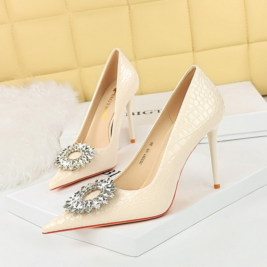 2025 new Sewn Hand Pearl Rhie White Wedding Show Style Banquet Dress Fashion High Heel Shoes
