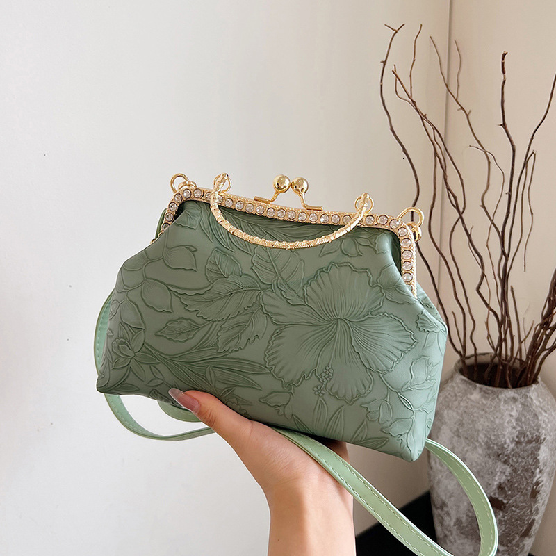 Fashion clip on banquet women's handbag 2024 new artistic Chinese style cheongsam middle-aged single shoulder crossbody bag