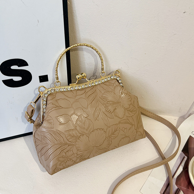 Fashion clip on banquet women's handbag 2024 new artistic Chinese style cheongsam middle-aged single shoulder crossbody bag