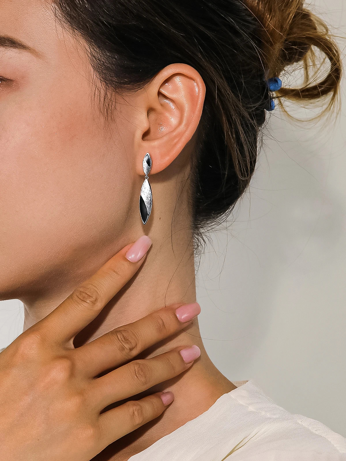 TYYL Womens Long Water Drop Earrings European Matte Pendant Earrings Party Punk 925 Silver Needle Black Shell Jewelry Gift 241031