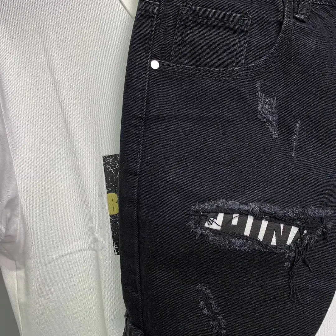 2025 Designer Ripped Patched Shorts Korean Style Men's Slim Fit Black Jeans Design Sense Loose Teenage Five Quarter Pants Summer Fashion Casual P