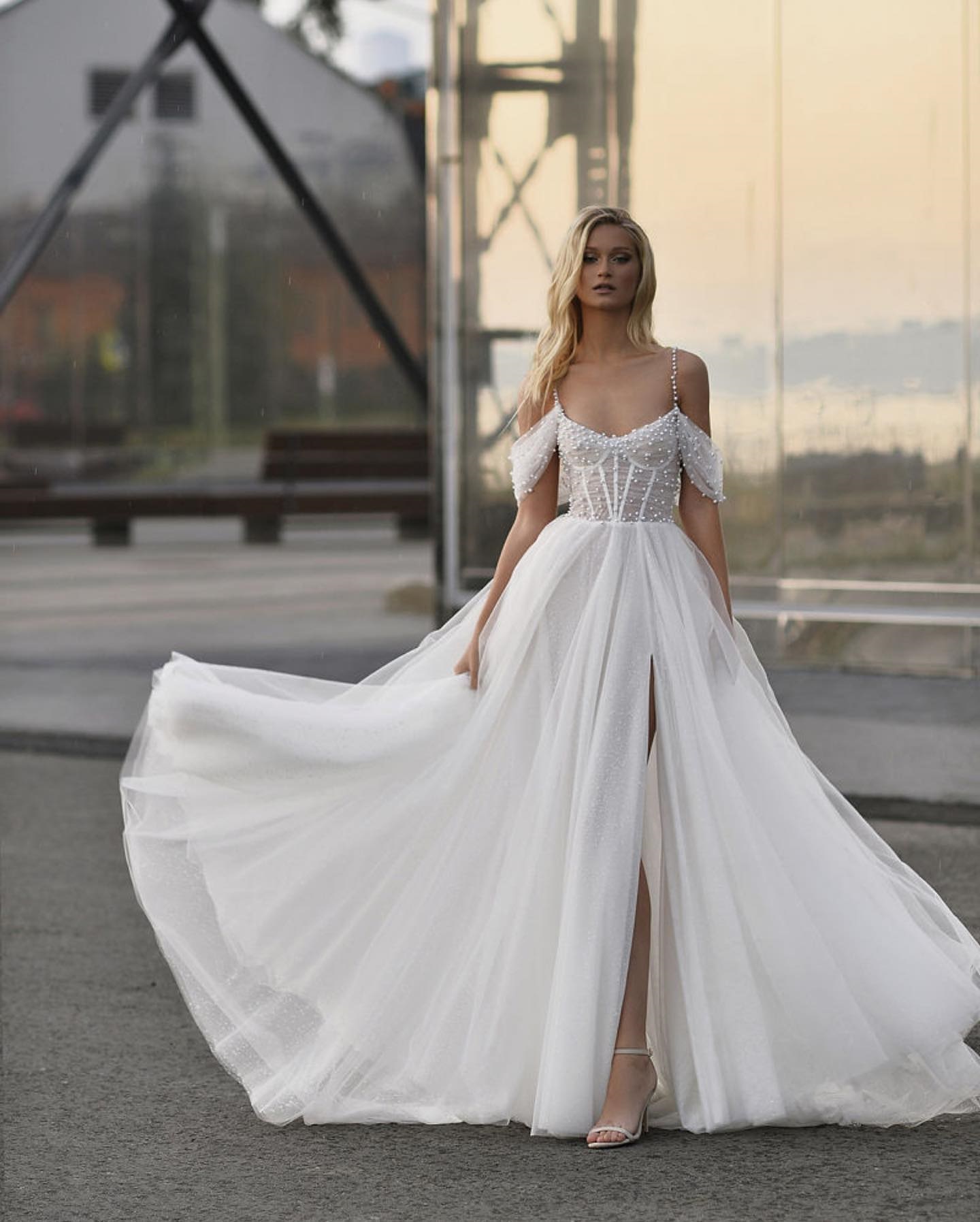 Sparkling Beach A Line Wedding Dresses Spaghetti Strap Pearls Bridal Gown Off the Shoulder High Side Split Boho Wedding Dress for Bride