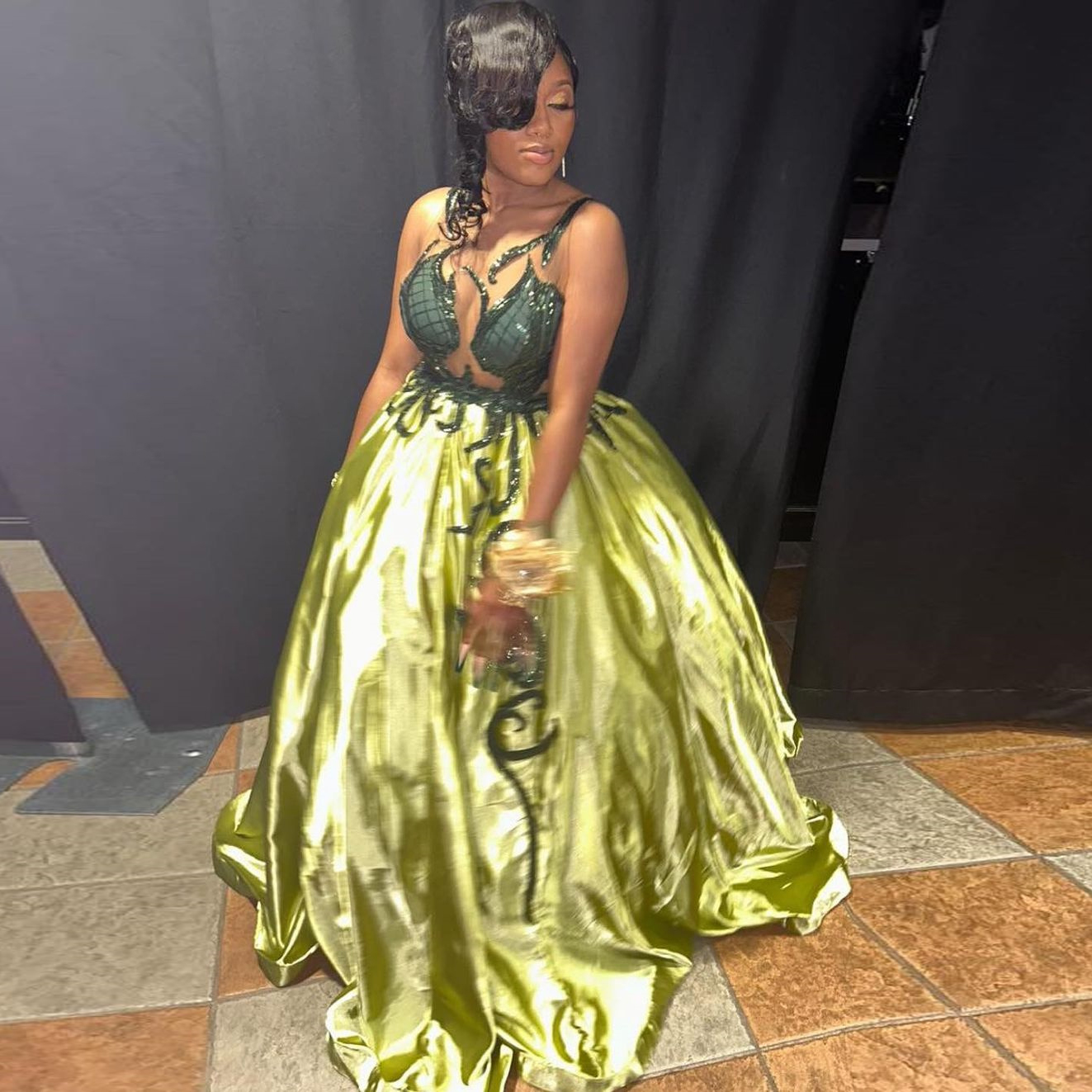 Green Prom Dress 2024 Satin Sequined Appliques Sheer Neck Sleeveless Graduation Party Gown Birthday Ball Gowns Vestidos De Gala 0522