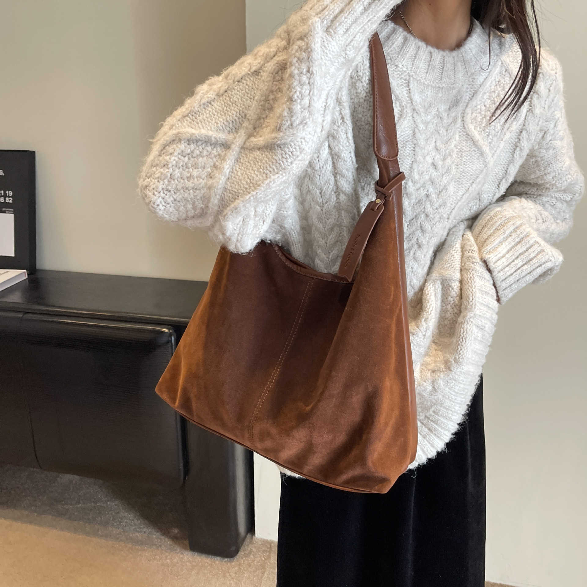 CMM New Large Capacity Handheld Shoulder Bag Deer Skin Velvet Small and Unique Commuter Bag Versatile Tote Bucket Womens Bag