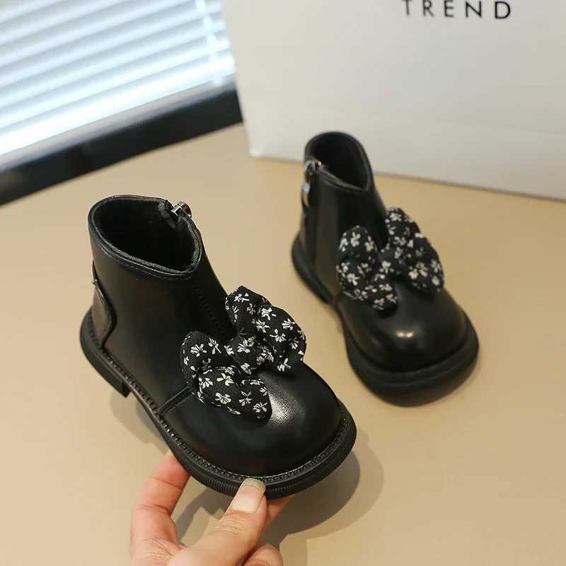 Childrens Boots Winter New Girls Ankle Boots Cotton Childrens Fashion Hand drawn Bow Simple Side Zipper Casual French Sled M241102