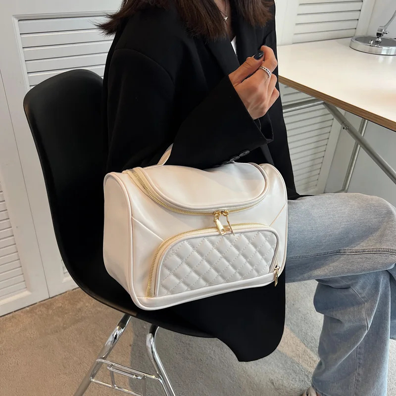 Handheld Makeup Bag for Women Large Capacity Makeup Bag Summer High end Diamond shaped Womens Business Travel Laundry Storage Bag 241031