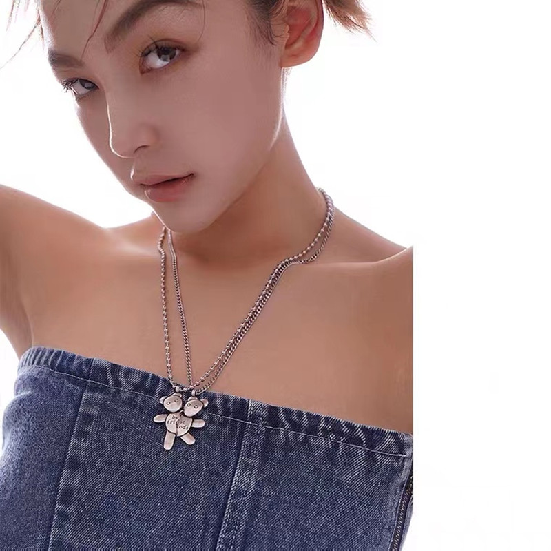 Vintage Metal Cute Bear Pendant Necklace for Male and Female Lovers Necklace Niche Design Sense of Personality Collarbone Chain