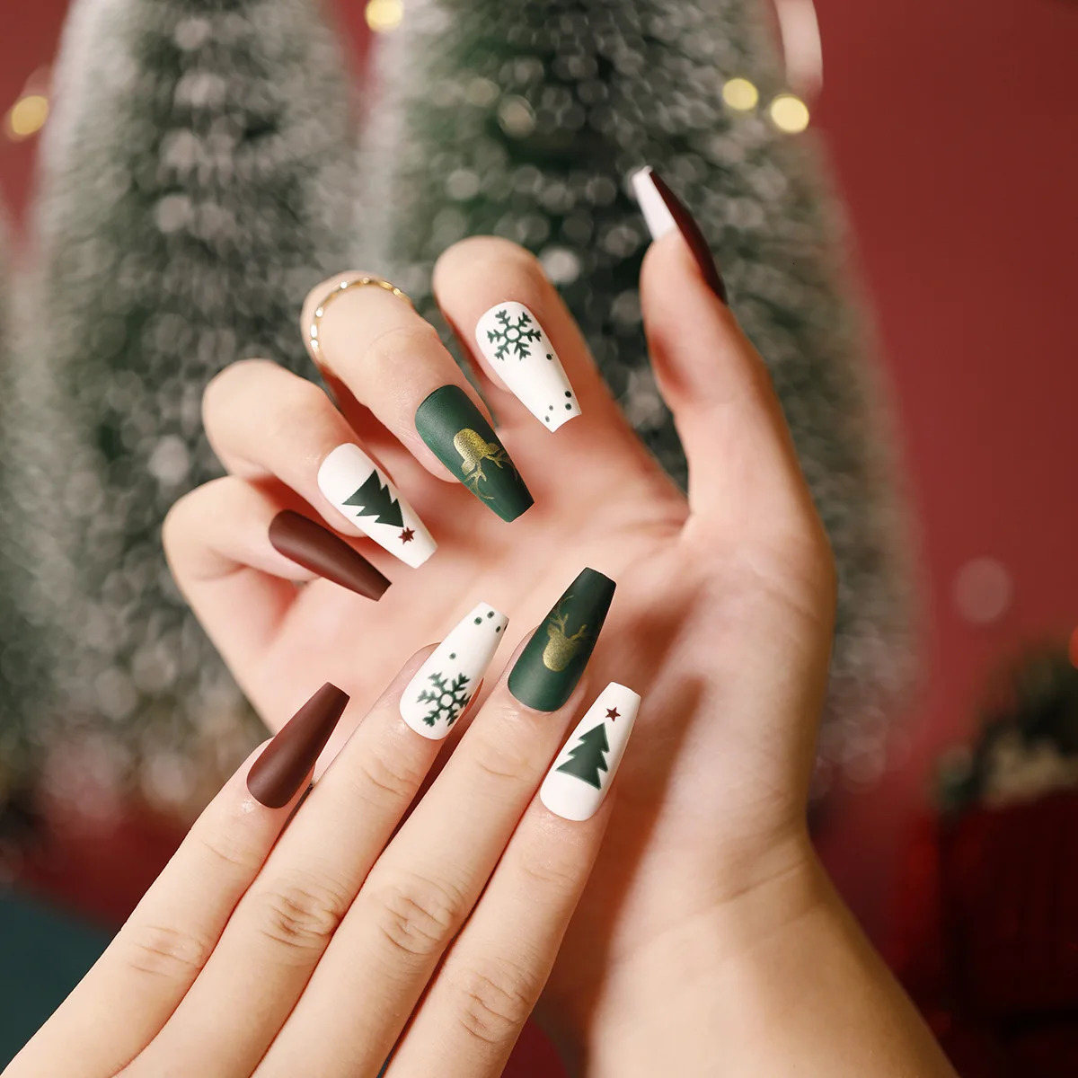 Christmas Square Fake Nail Short Press Nail Green Red Silver Glue Christmas Tree Gift Set Acrylic Artificial Girl 241031