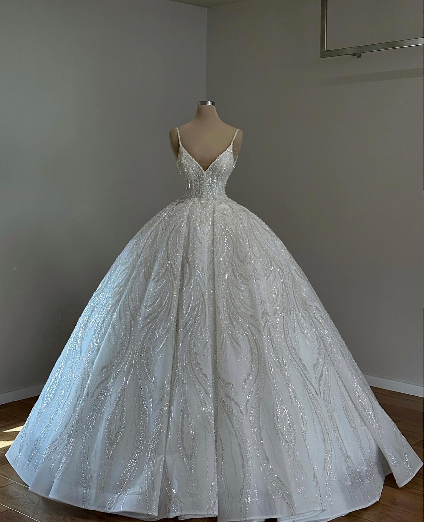 Crystal Ball Princess Gown Dress For Bride Spaghetti V Neck Wedding Dresses Sweep Train Ruffle Designer Bridal Gowns es s