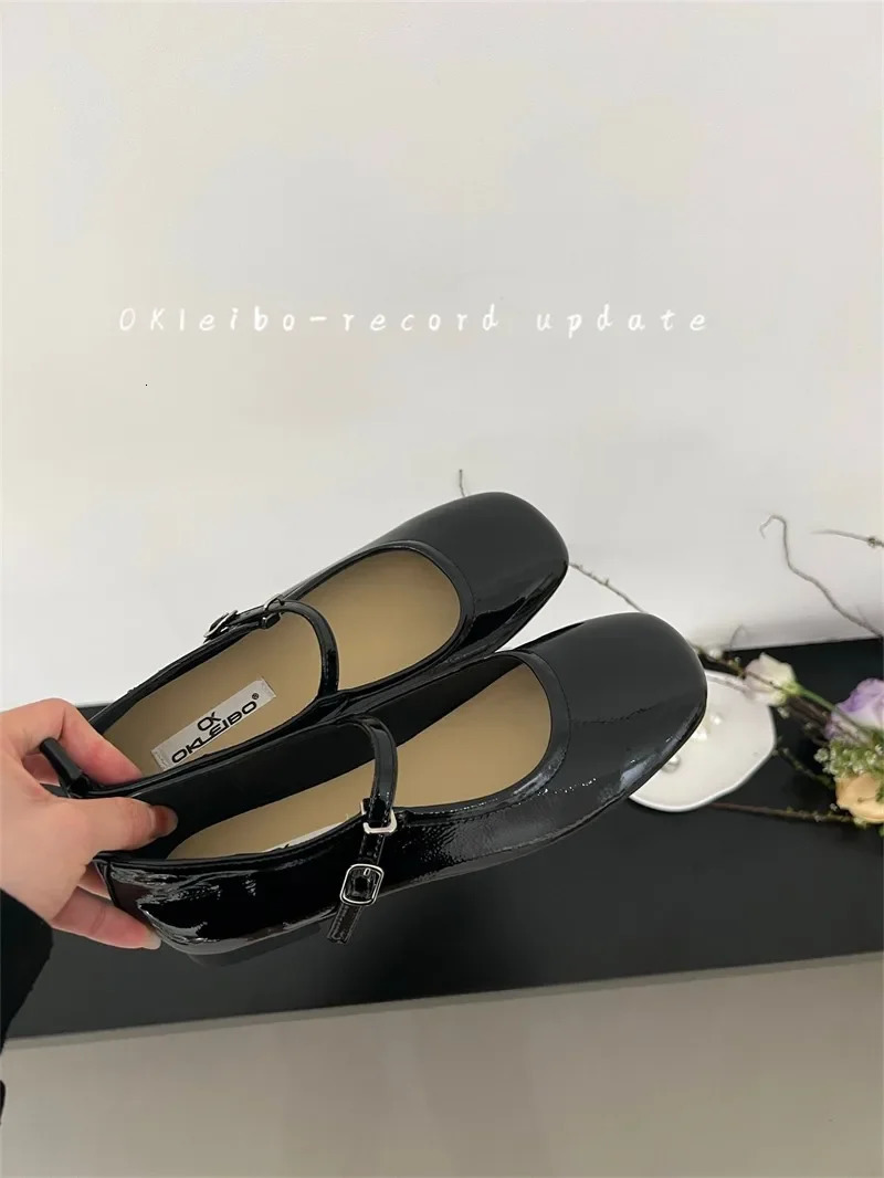 Flat Bottom Mary Jane French Retro One e Buckle Red Womens Patent Leather Ballet Shoes Trend Size 33-44 241118