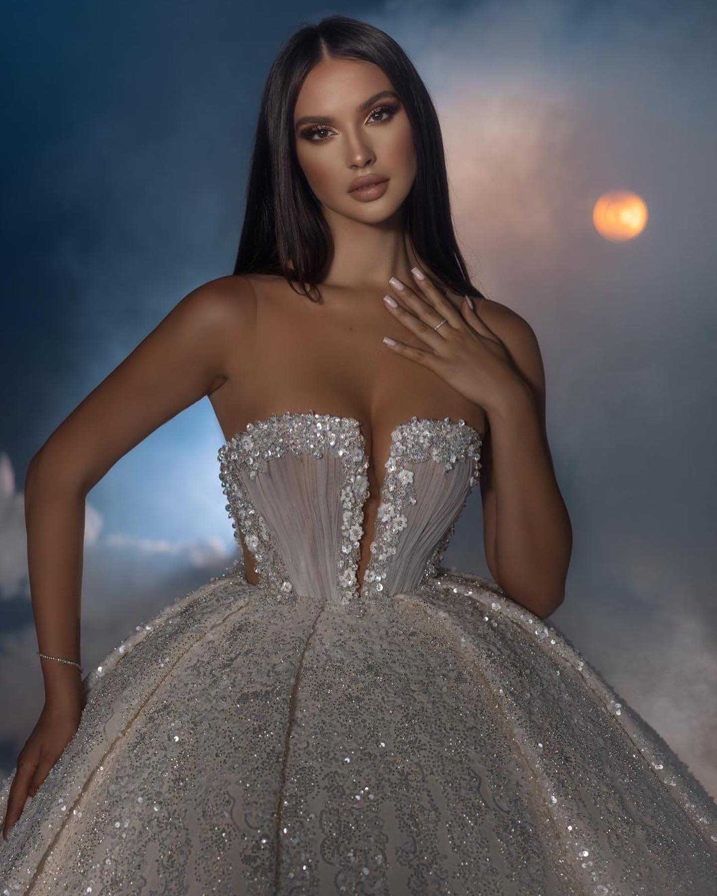 Customized Exquisite Ball Gown Sequins Appliques Beaded Strapless Wedding Dress Sleeveless Sweep Train Lace Bridal Dresses