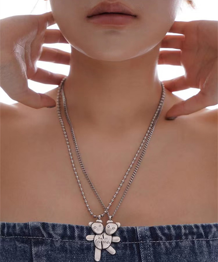 Vintage Metal Cute Bear Pendant Necklace for Male and Female Lovers Necklace Niche Design Sense of Personality Collarbone Chain