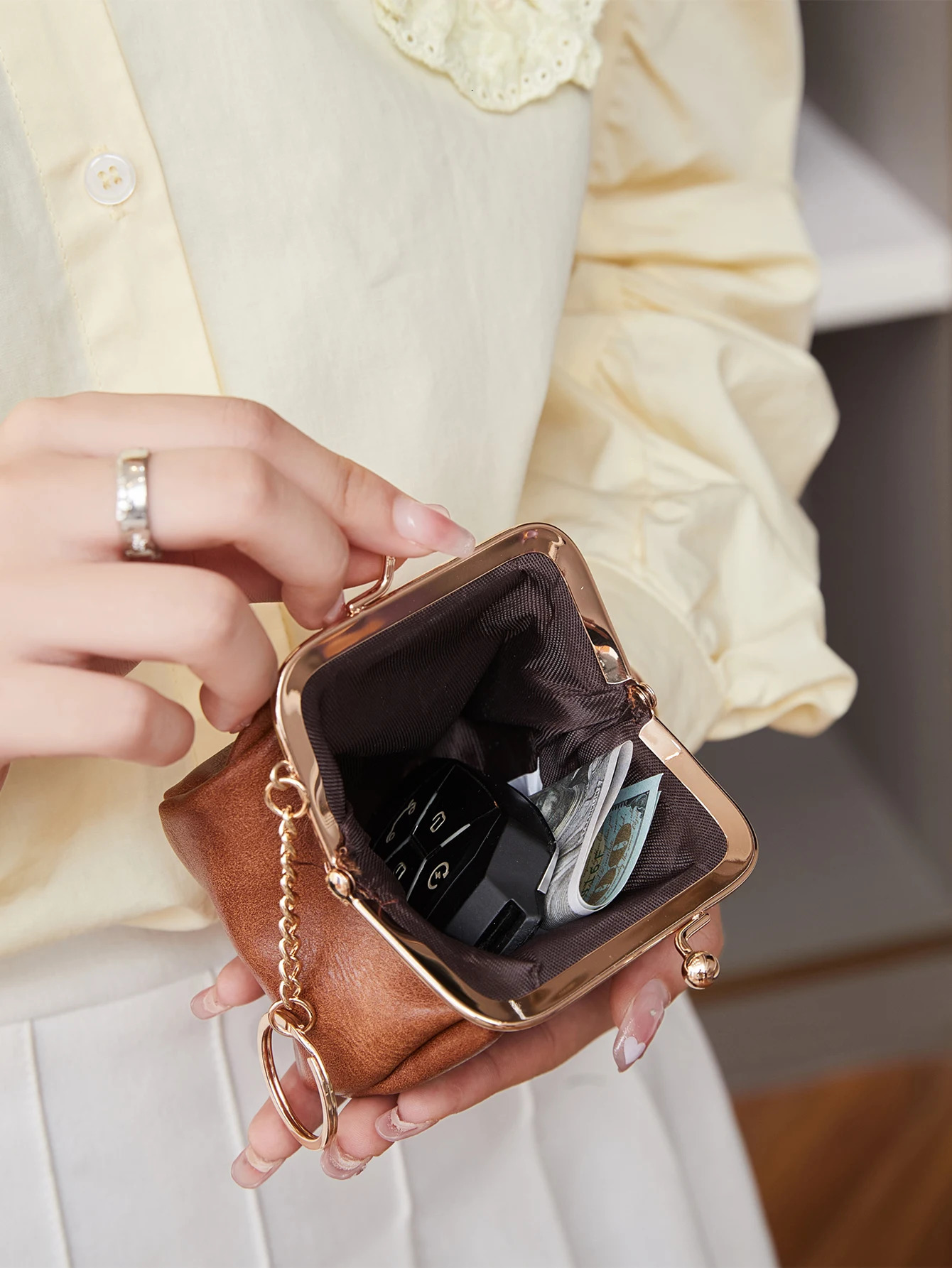 Retro mini lock clip coin purse daily portable and cute handheld storage bag for girls solid color simple key 241029