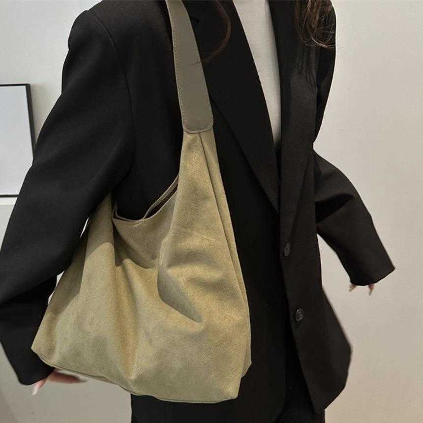 Shoulder Bags Matte Large Capacity Casual Commuter Tote Bag Fashion Personalized Underarm Tote Bag Simple Single Shoulder WoMens Bag 241015