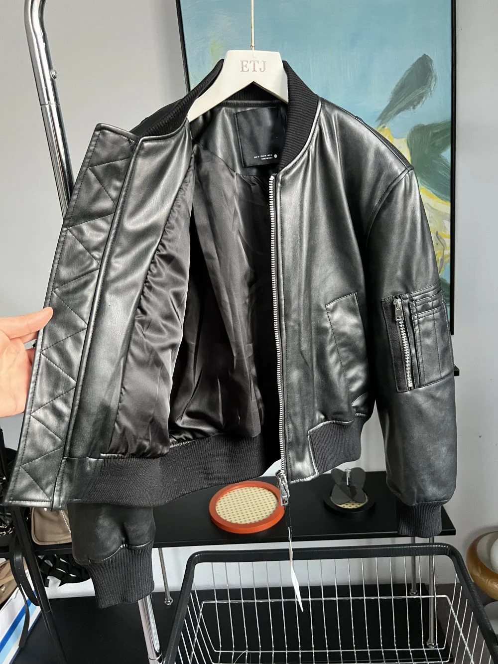 Womens short leather jacket winter shoulder cushion beach baseball collar bomber jacket 241031