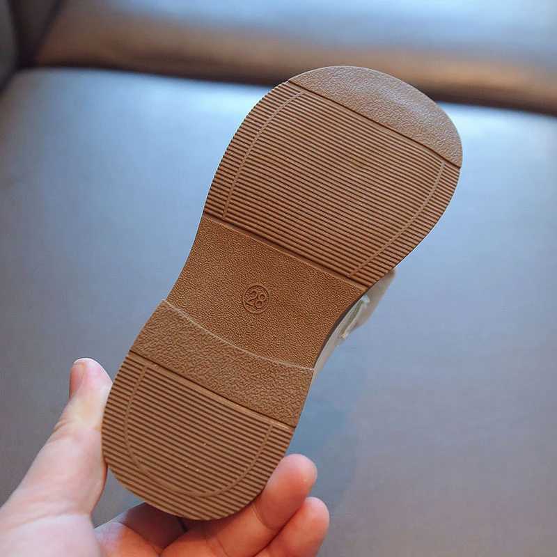 Girls autumn black anti slip childrens fashion bow elegant luster British uniform childrens school shoes simple casual socks boots breathable M241102