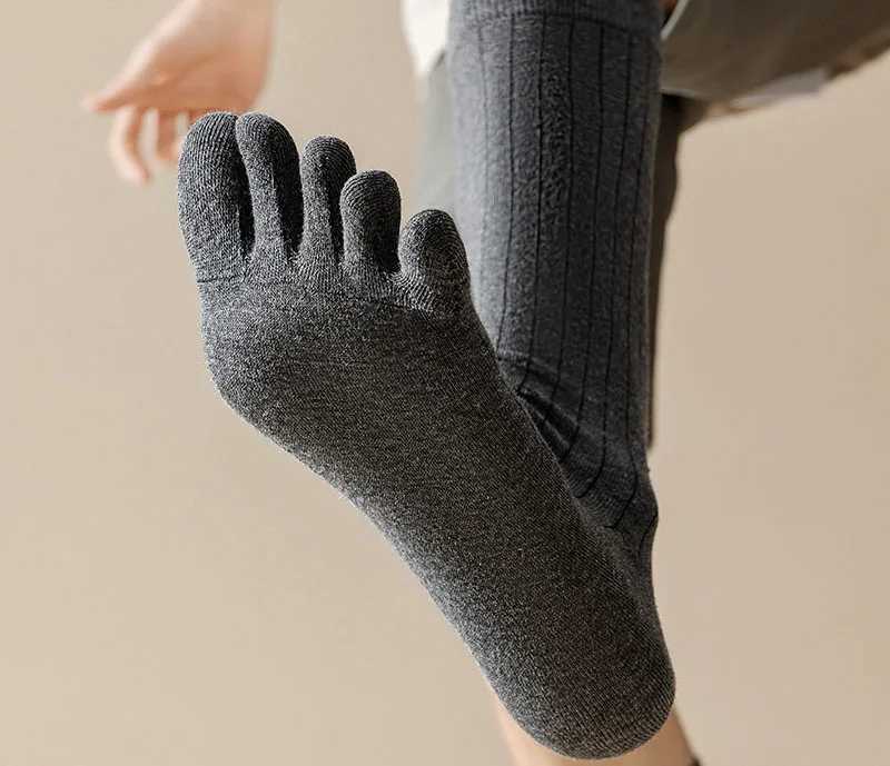 Fashion Knee High Five Finger For Men Solid Color Striped Calf Spring Summer Sweat absorption Split Toe 5 Toes LX241102