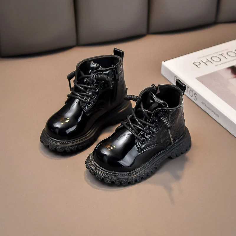 Anti slip shoes are comfortable and warm childrens shoes suitable for girls boys leather childrens shoes and the new fashionable childrens short boots