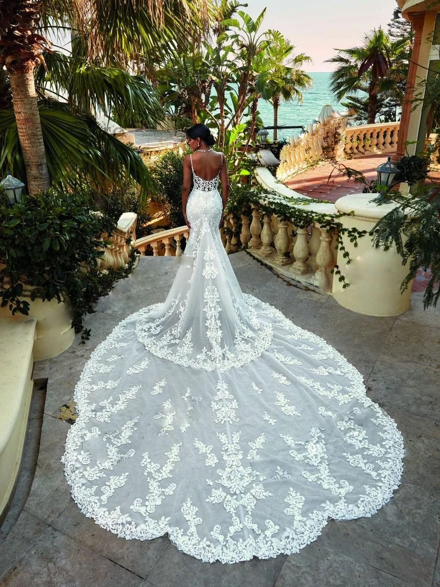 Fabulous Lace Appliques Mermaid Wedding Dresses Spaghetti Strap Court Train Wedding Gown Sleeveless Trumpet Garden vestidos de novia for Bride