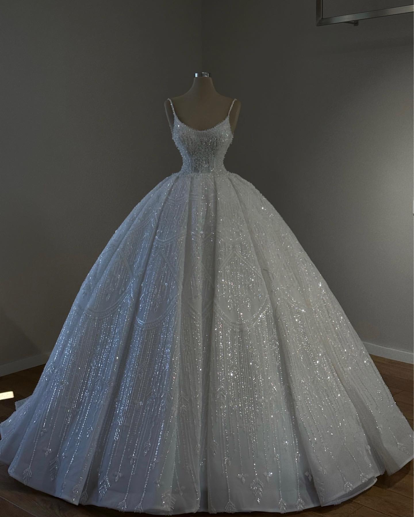 Princess Crystal Ball Gown Wedding Dress For Bride Spaghetti Sequins Beading Wedding Dresses Sweep Train Ruffle Robe De Mariage Bridal Gowns 0516