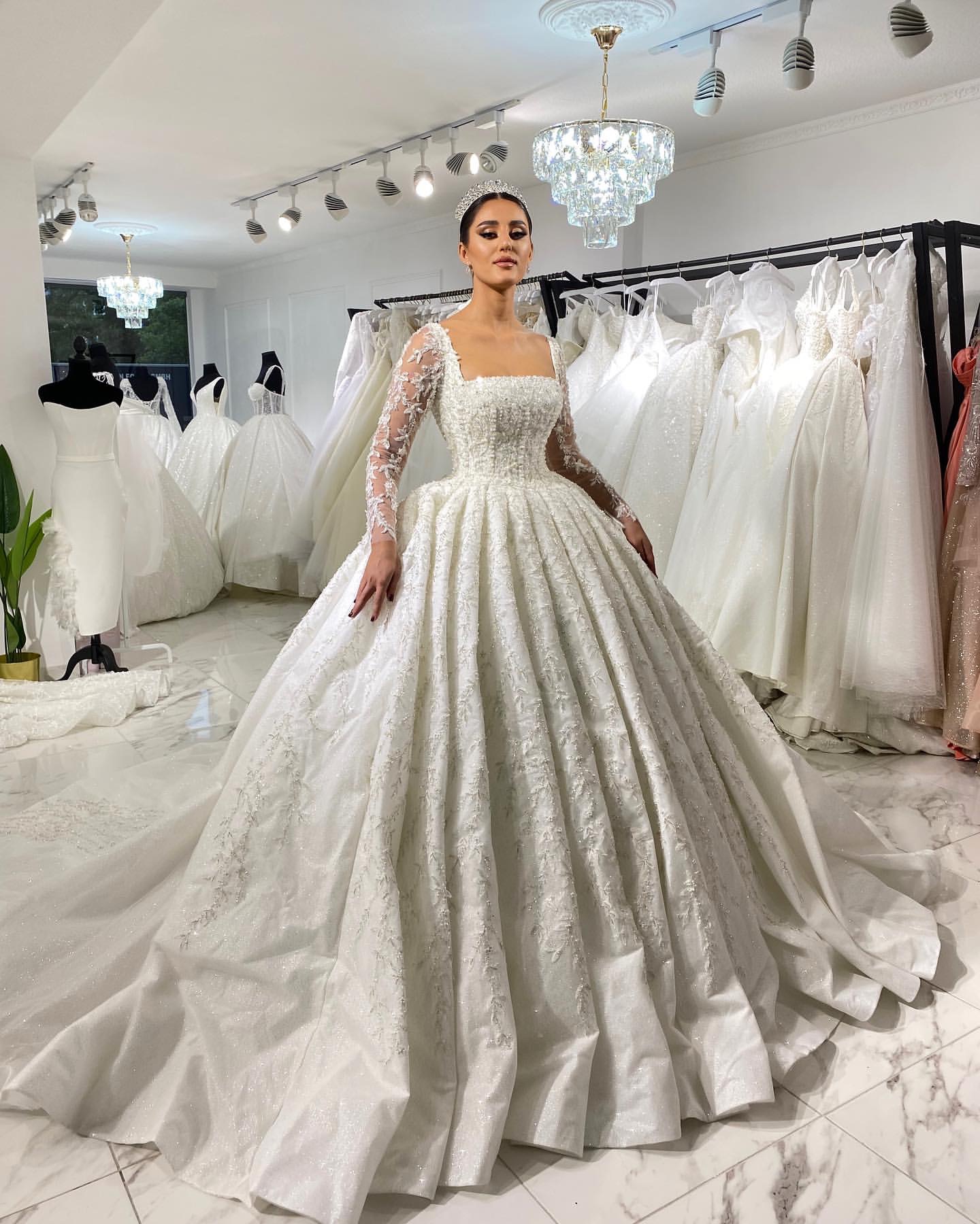 Stunning Lace Ball Gown Wedding Dress For Bride Long Sleeves Fulllace Wedding Dresses Dubai Sweep Train Ruffle Saudi Arabic Bridal Gowns 0515