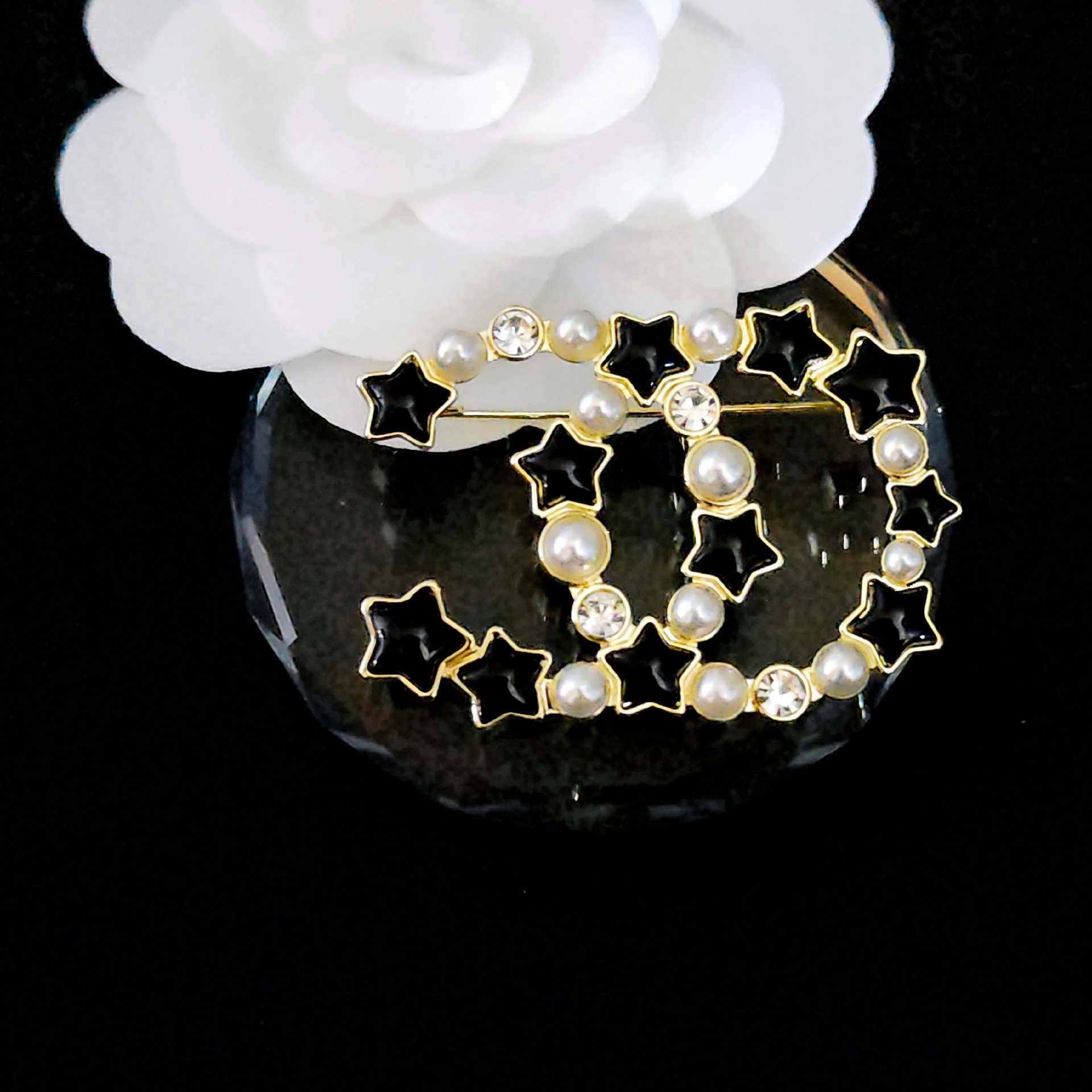 Brooches de créateur de marque de luxe épingles femmes Brooches en strass de perle, broches épingle Fashion Femmes Gift Bijoux Accessoire