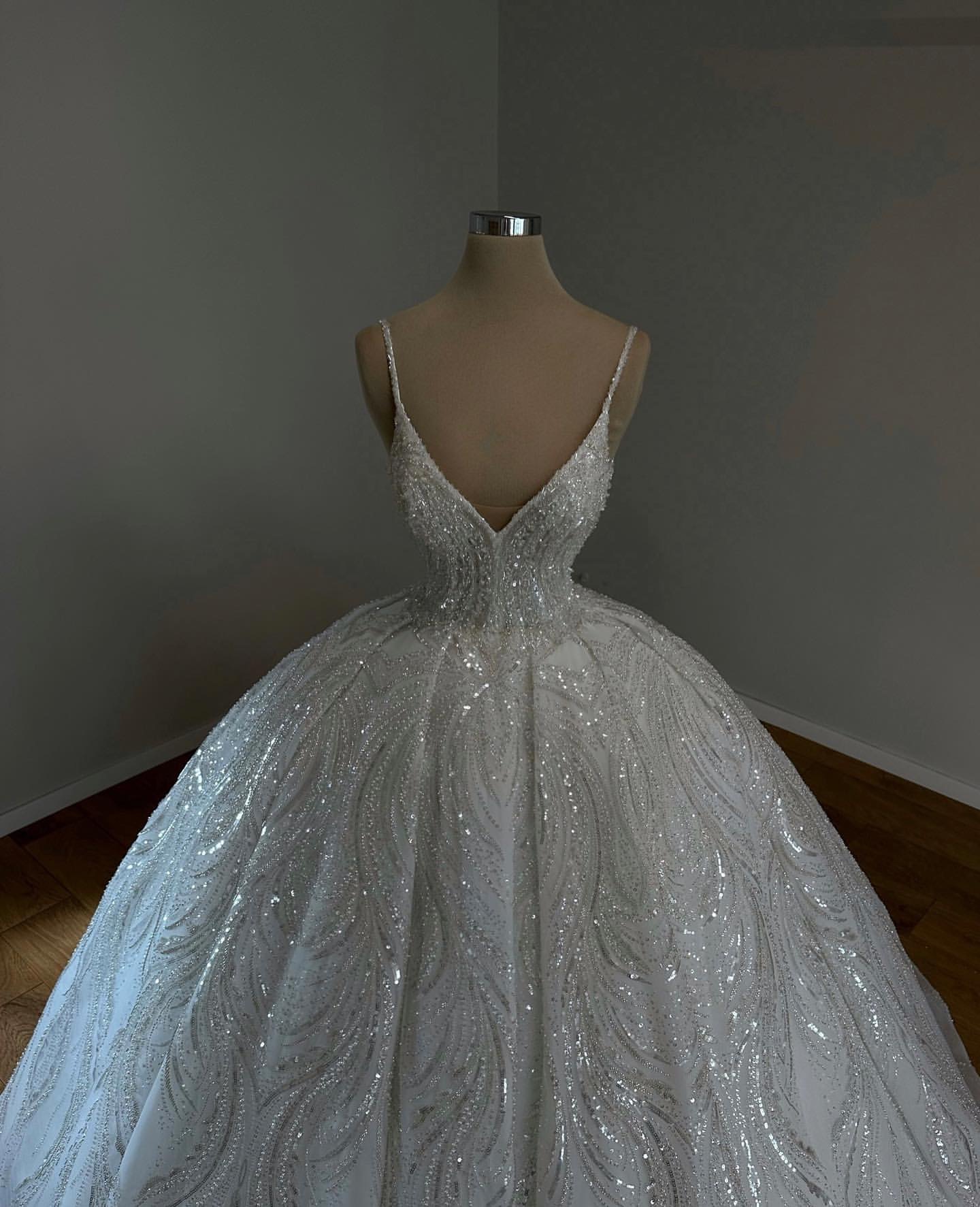 Crystal Ball Princess Gown Dress For Bride Spaghetti V Neck Wedding Dresses Sweep Train Ruffle Designer Bridal Gowns es s